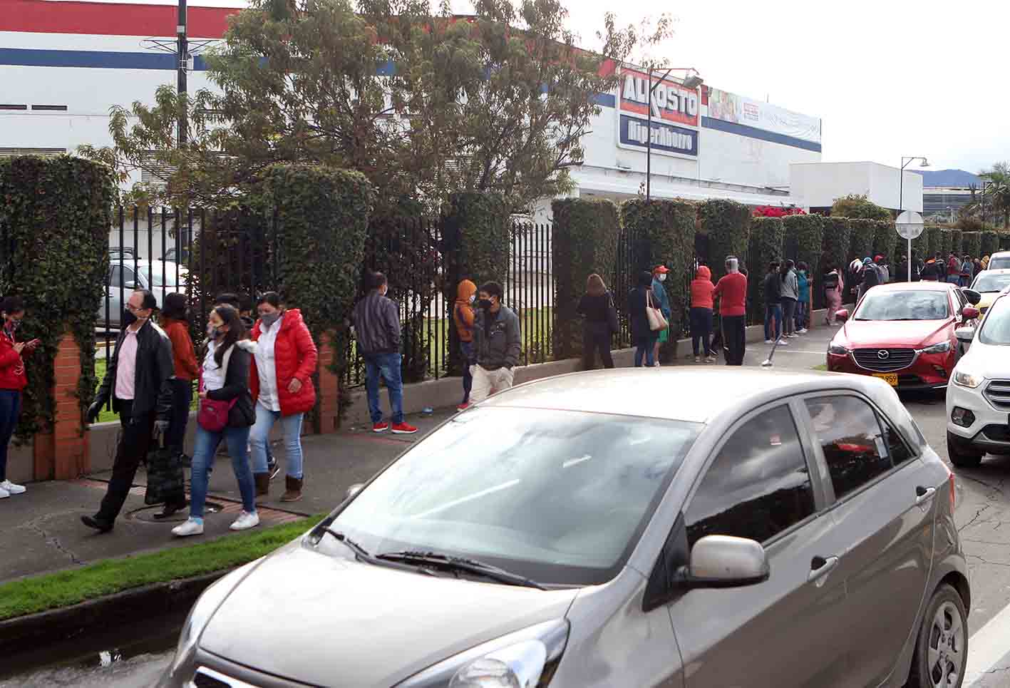 Día sin IVA: largas filas en establecimientos