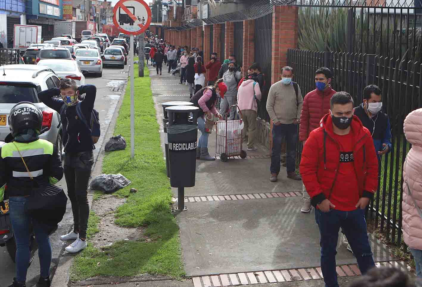 Día sin IVA: largas filas en establecimientos