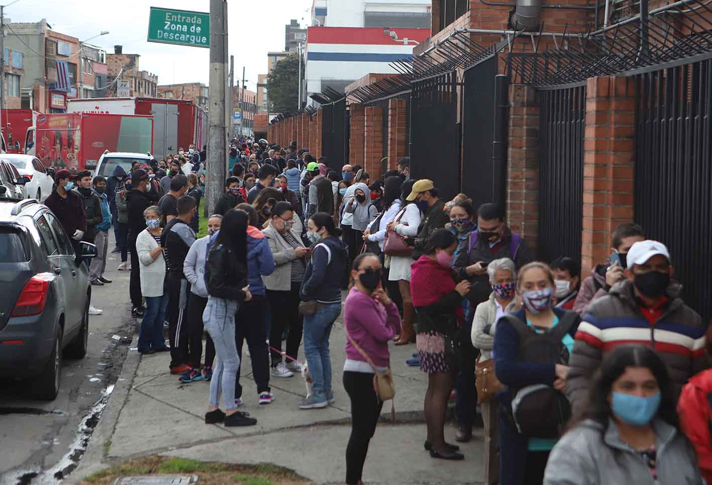 Día sin IVA: largas filas en establecimientos