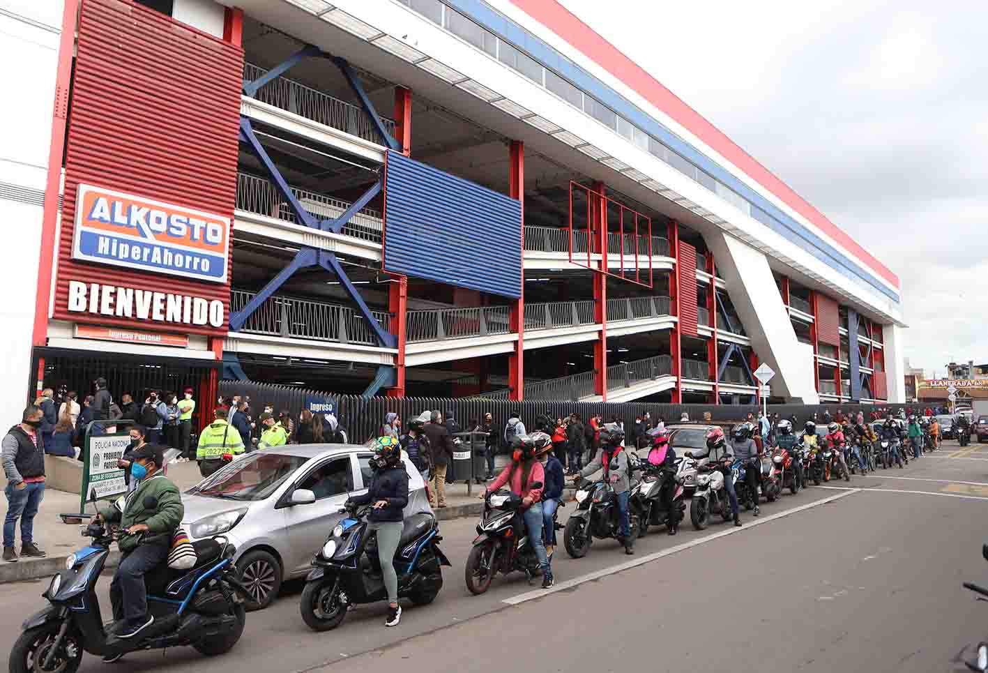 Día sin IVA: largas filas en establecimientos