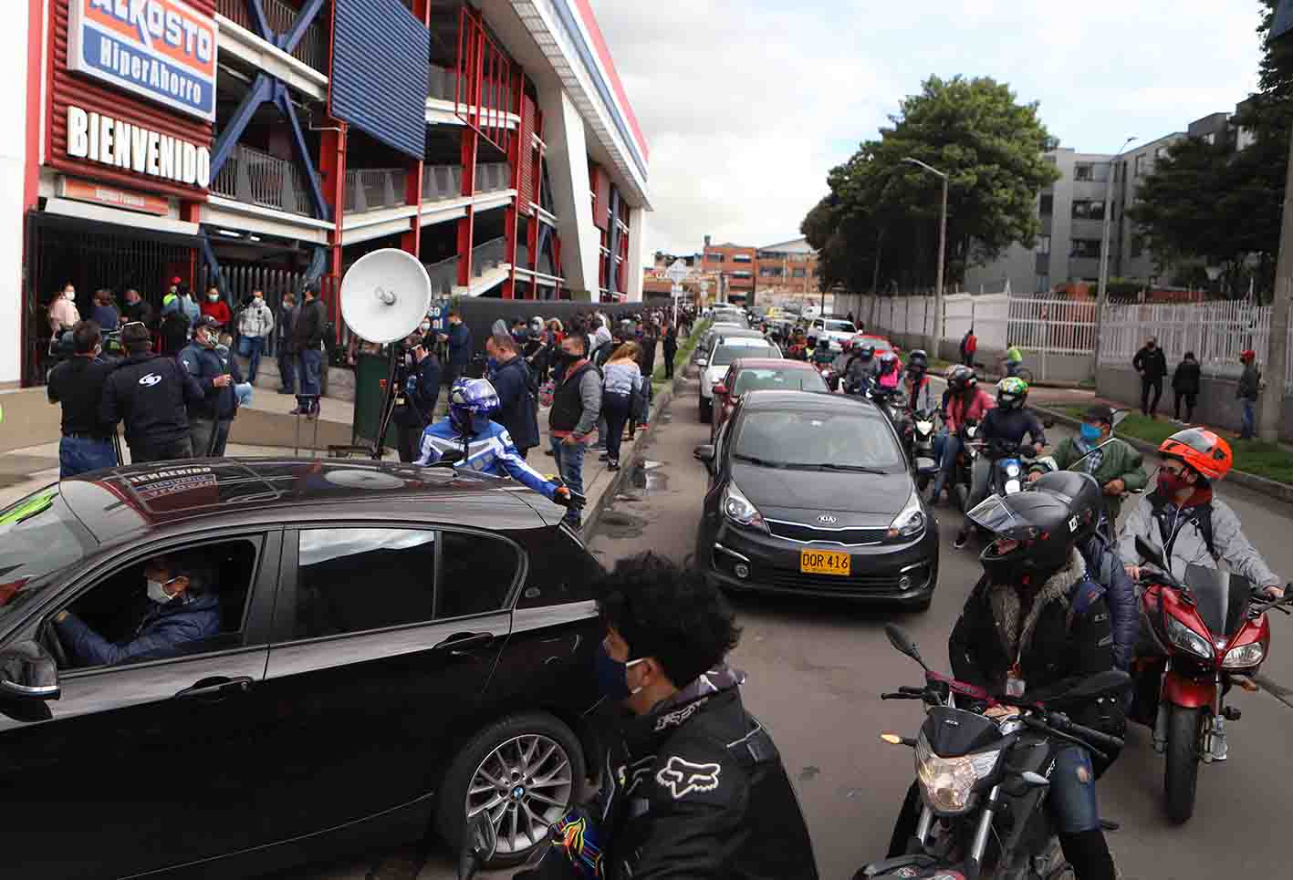 Día sin IVA: largas filas en establecimientos