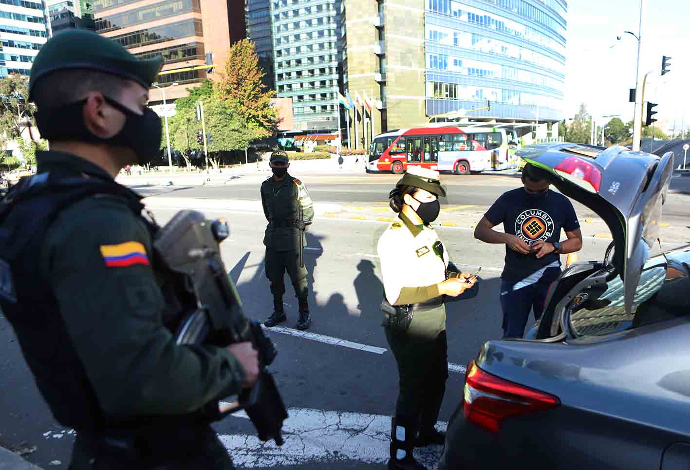 La Policía está requisando carros y motos.