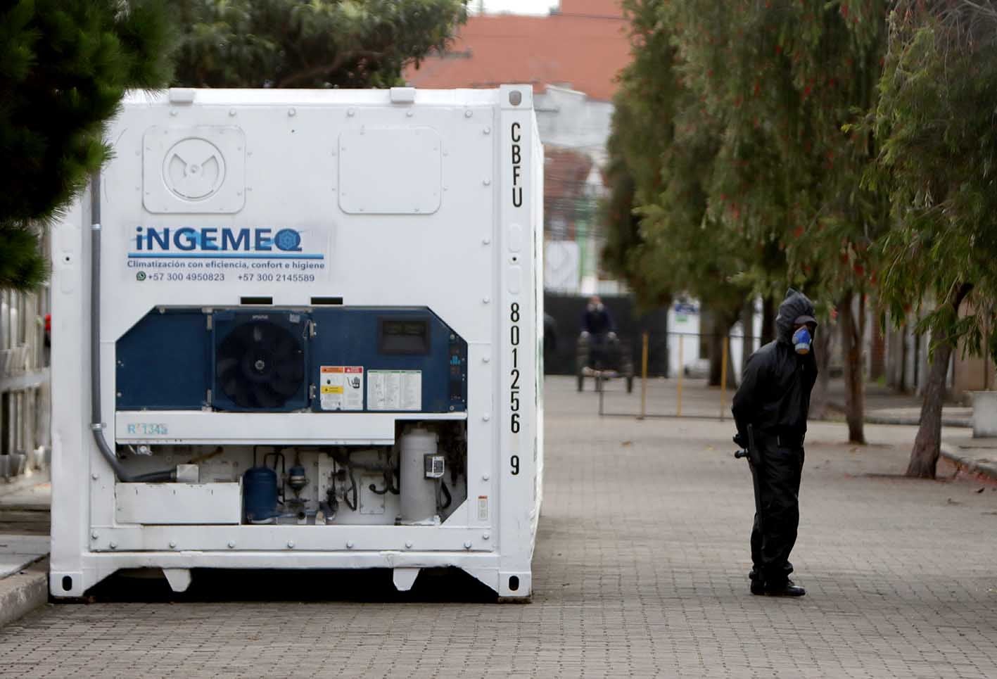 Contenedores para cadáveres en Bogotá / Cementerios de Bogotá en crisis por pandemia