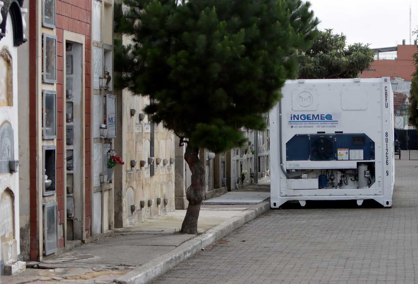 Contenedores para cadáveres en Bogotá / Cementerios de Bogotá en crisis por pandemia