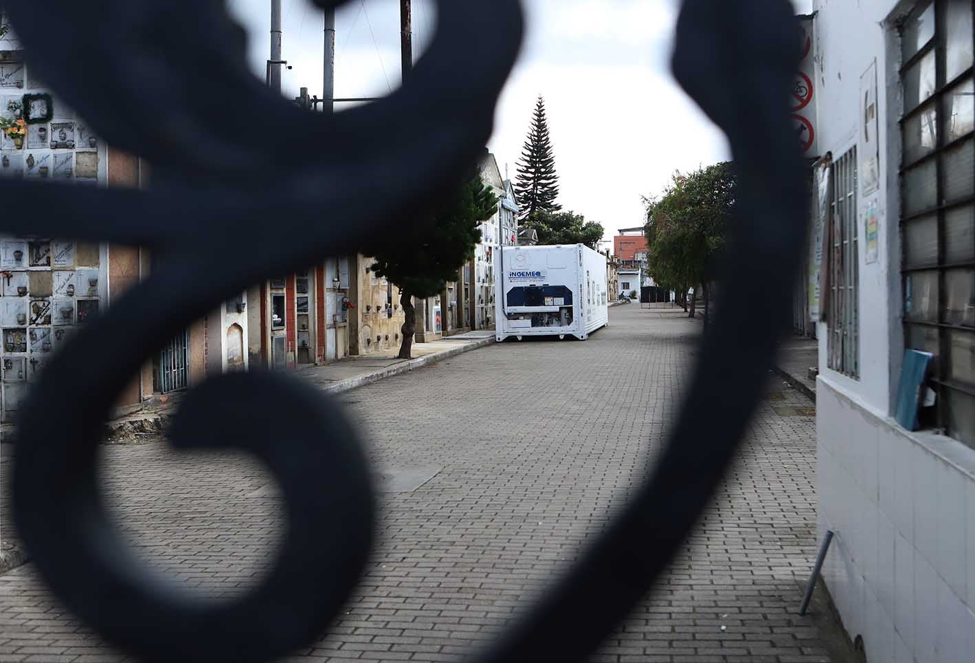 Contenedores para cadáveres en Bogotá / Cementerios de Bogotá en crisis por pandemia