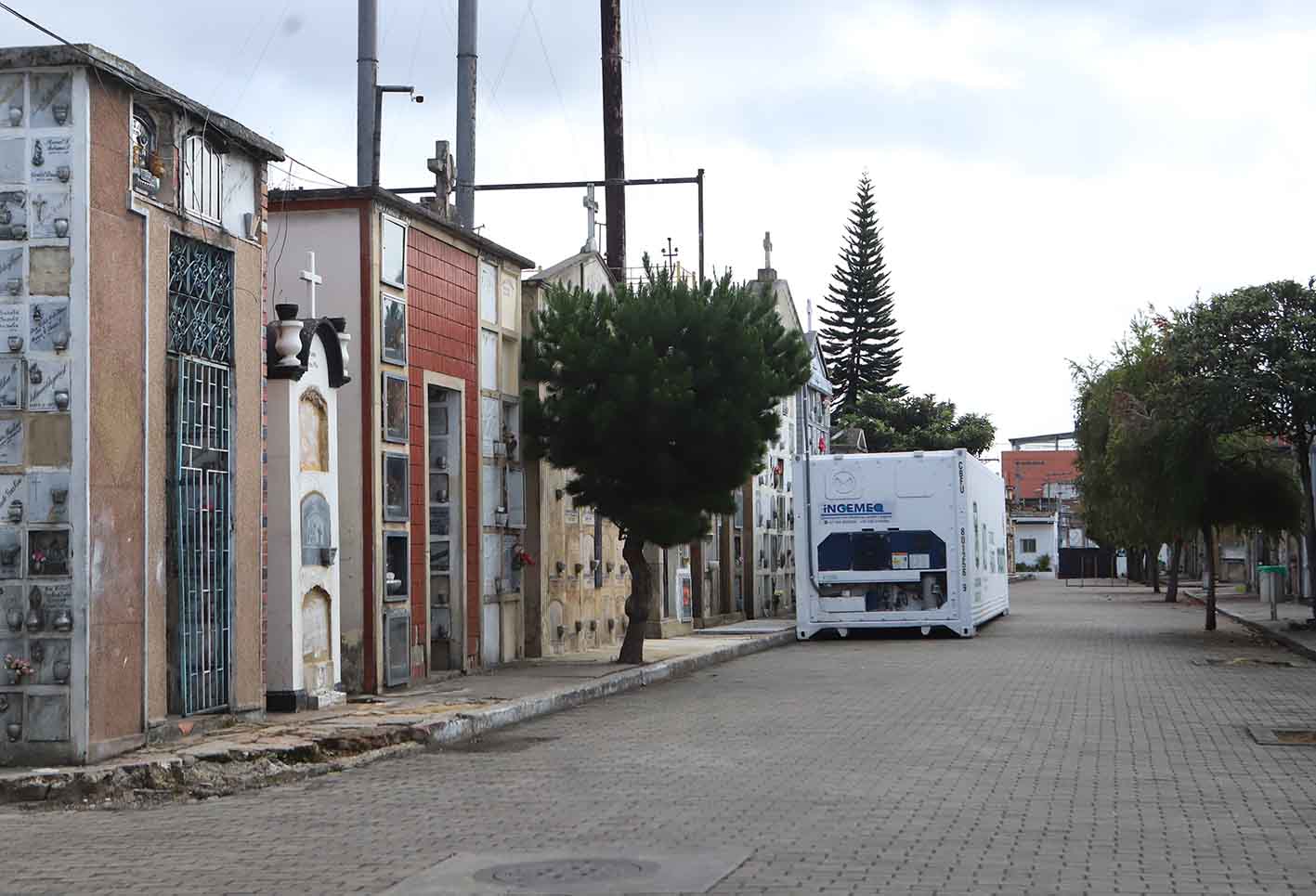 Contenedores para cadáveres en Bogotá / Cementerios de Bogotá en crisis por pandemia