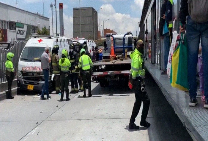 Dos buses de Transmilenio chocaron con una ambulancia en el Ricaurte