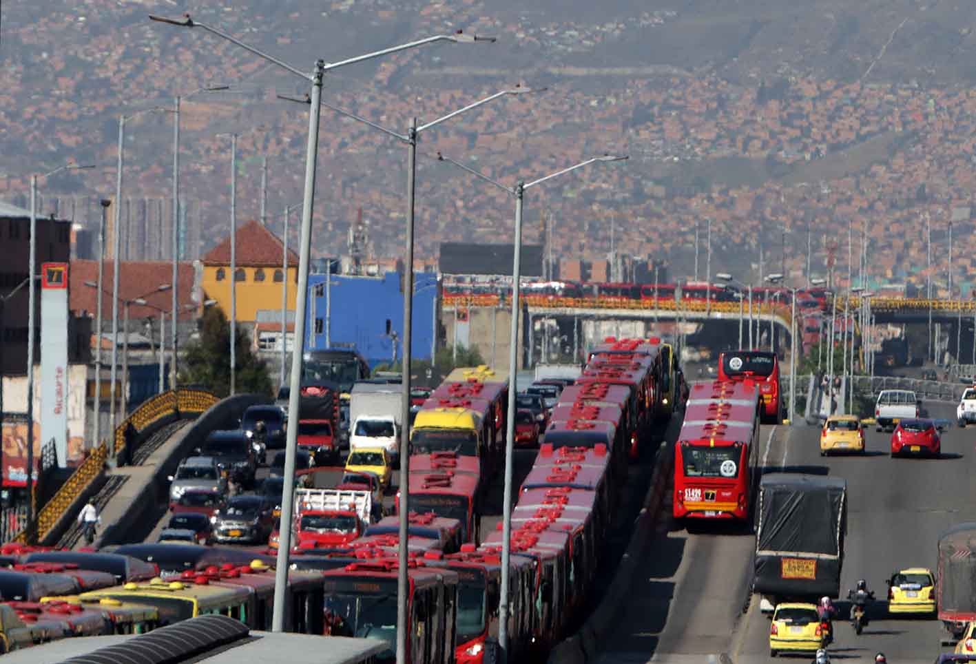 Protestas de comerciantes paralizan a Bogotá