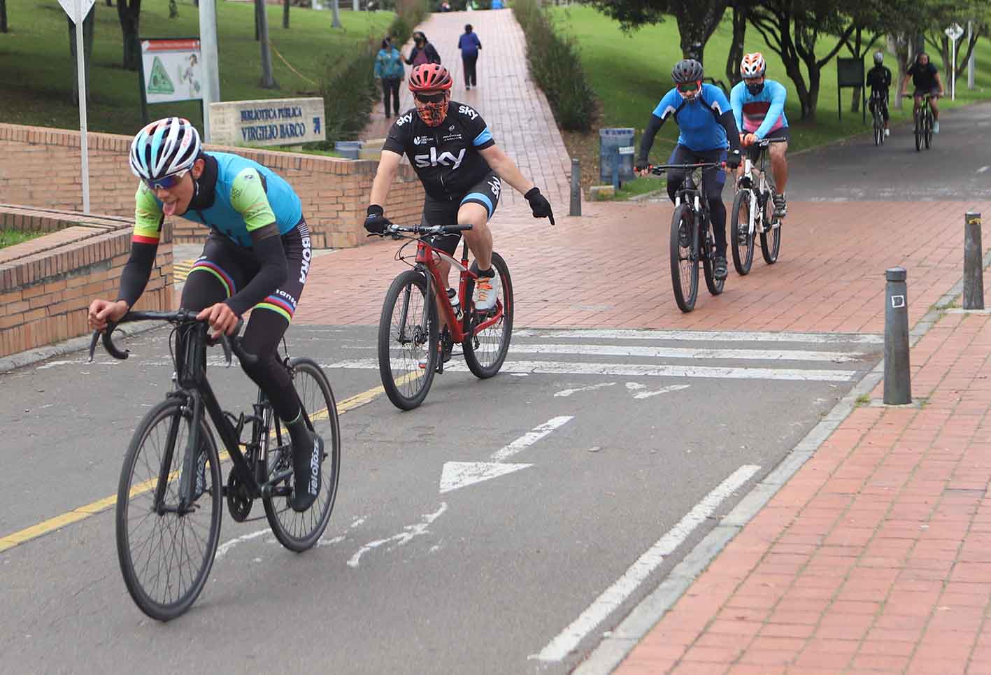 Nueva normalidad en Bogotá / Deportistas con tapabocas en parques de Bogotá