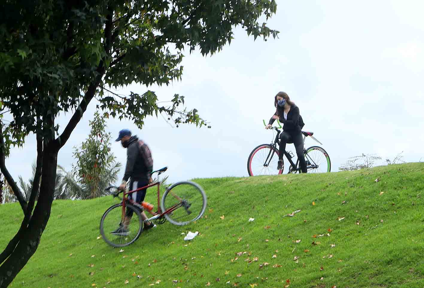 Nueva normalidad en Bogotá / Deportistas con tapabocas en parques de Bogotá