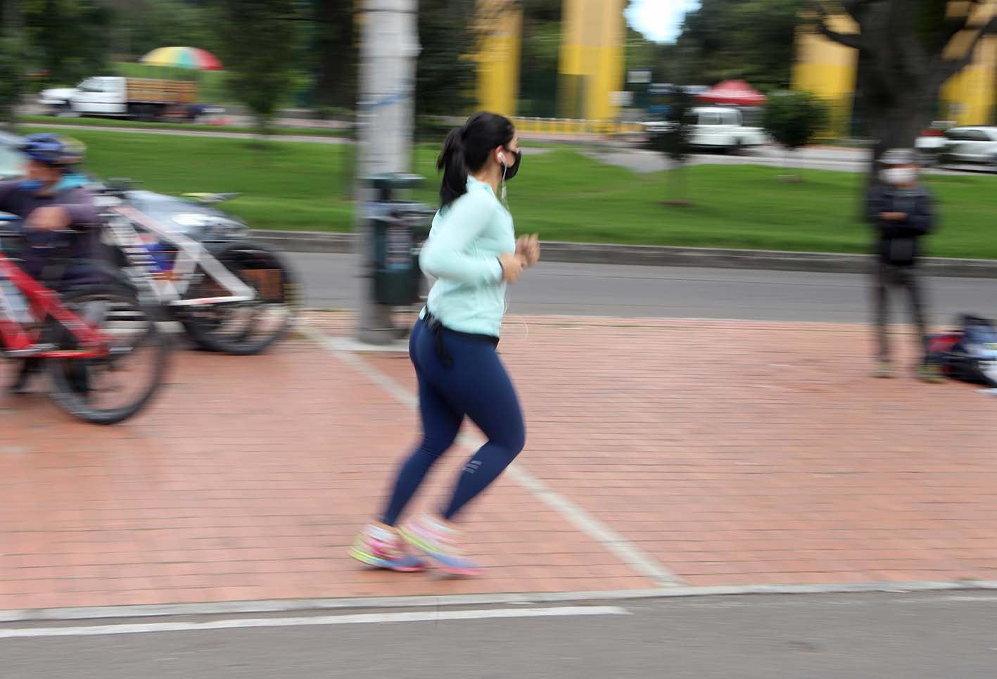 Nueva normalidad en Bogotá / Deportistas con tapabocas en parques de Bogotá