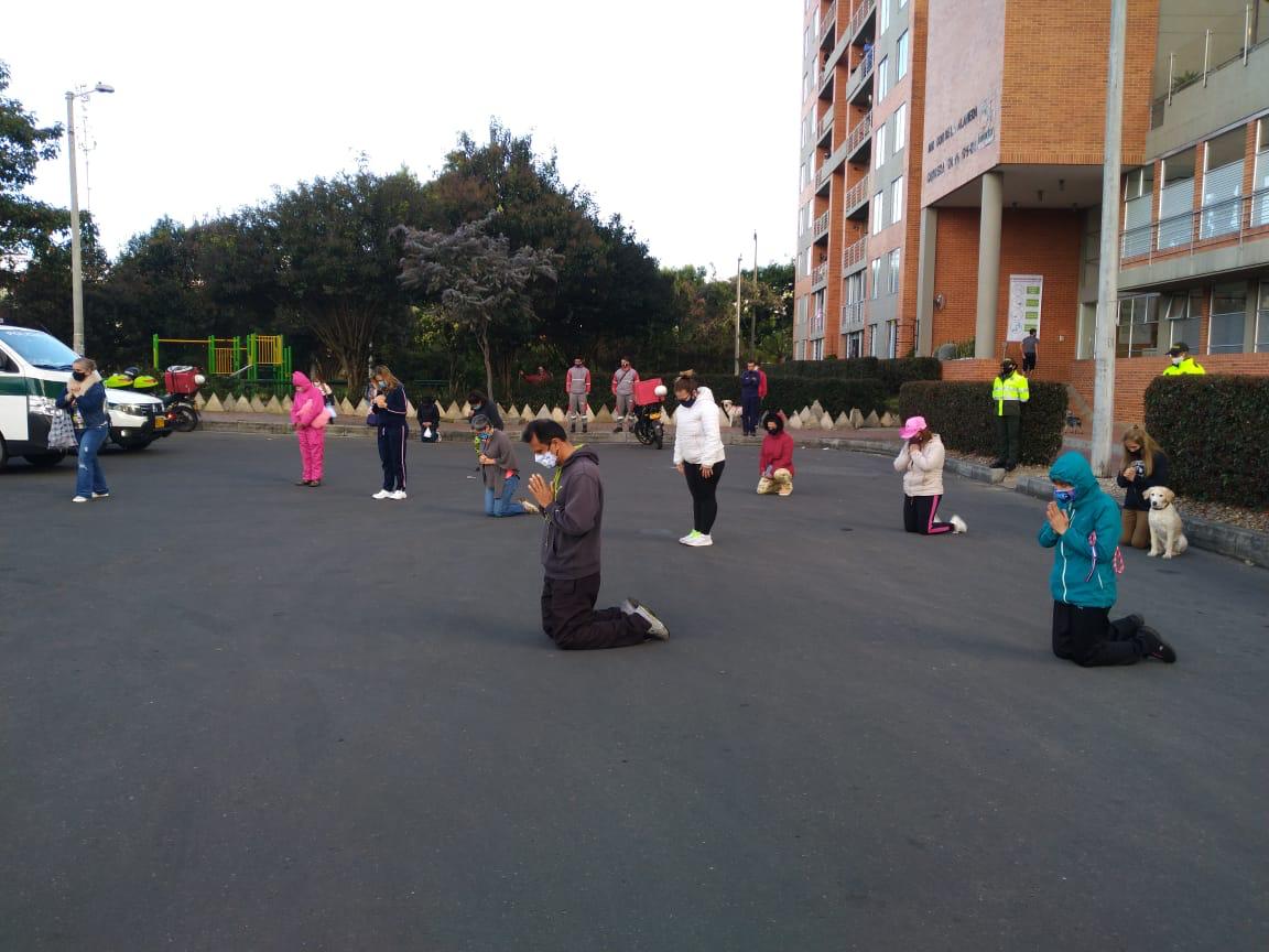 Misa en la calle y hacia las ventanas, modalidad en medio de la cuarentena