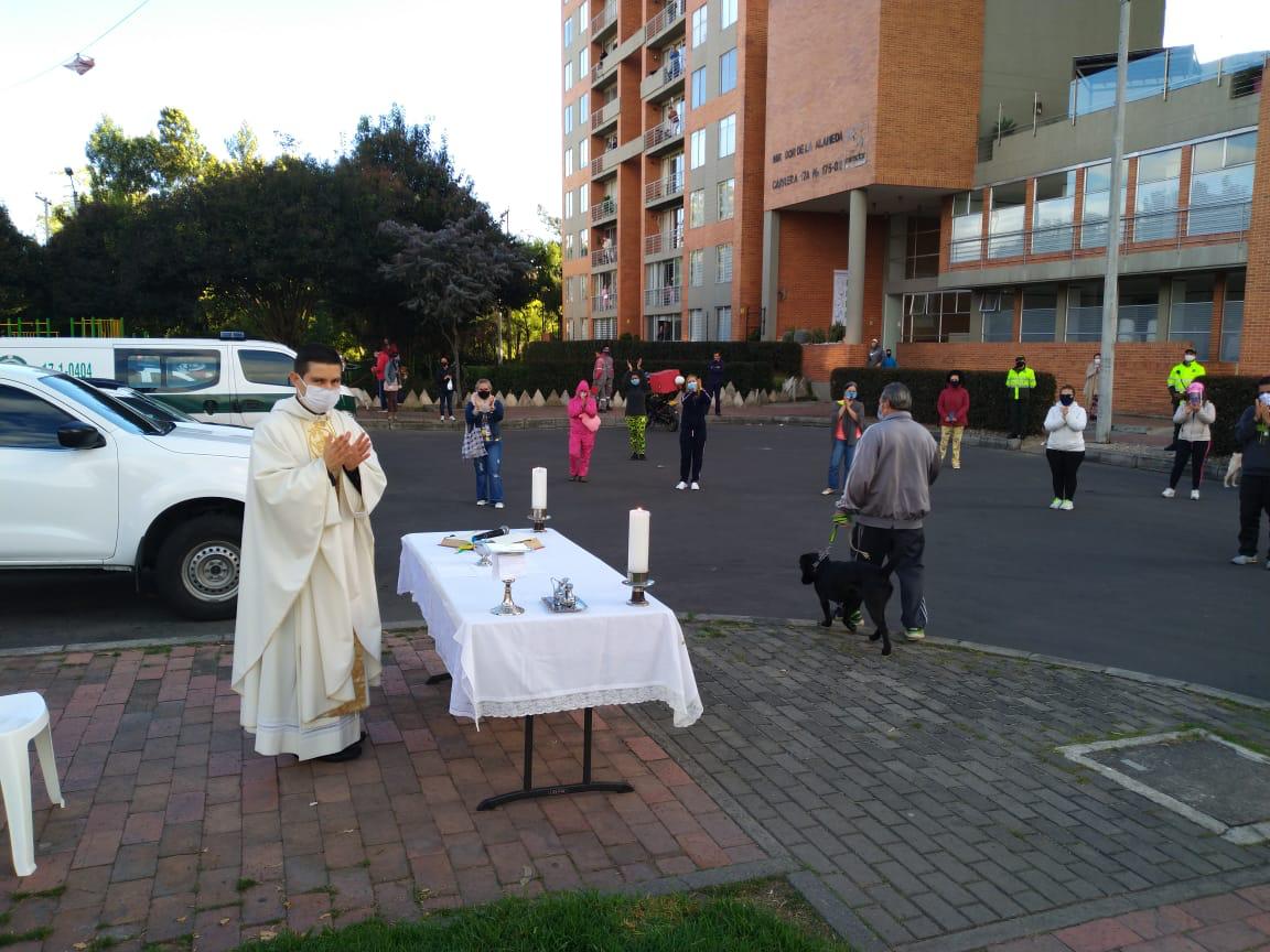 Misa en la calle y hacia las ventanas, modalidad en medio de la cuarentena.