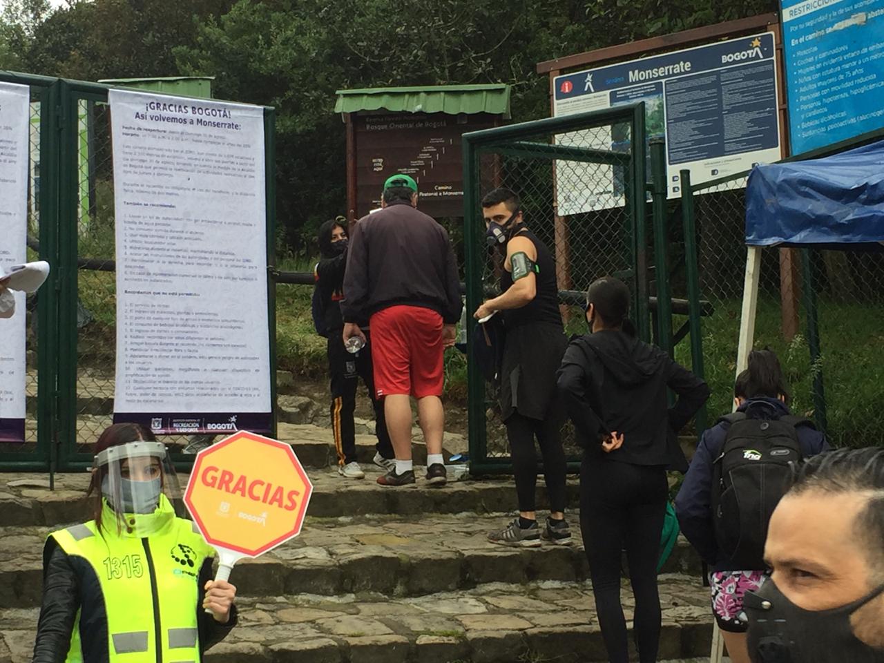 Ingreso al sendero de Monserrate, luego de ser reabierto por la cuarentena.