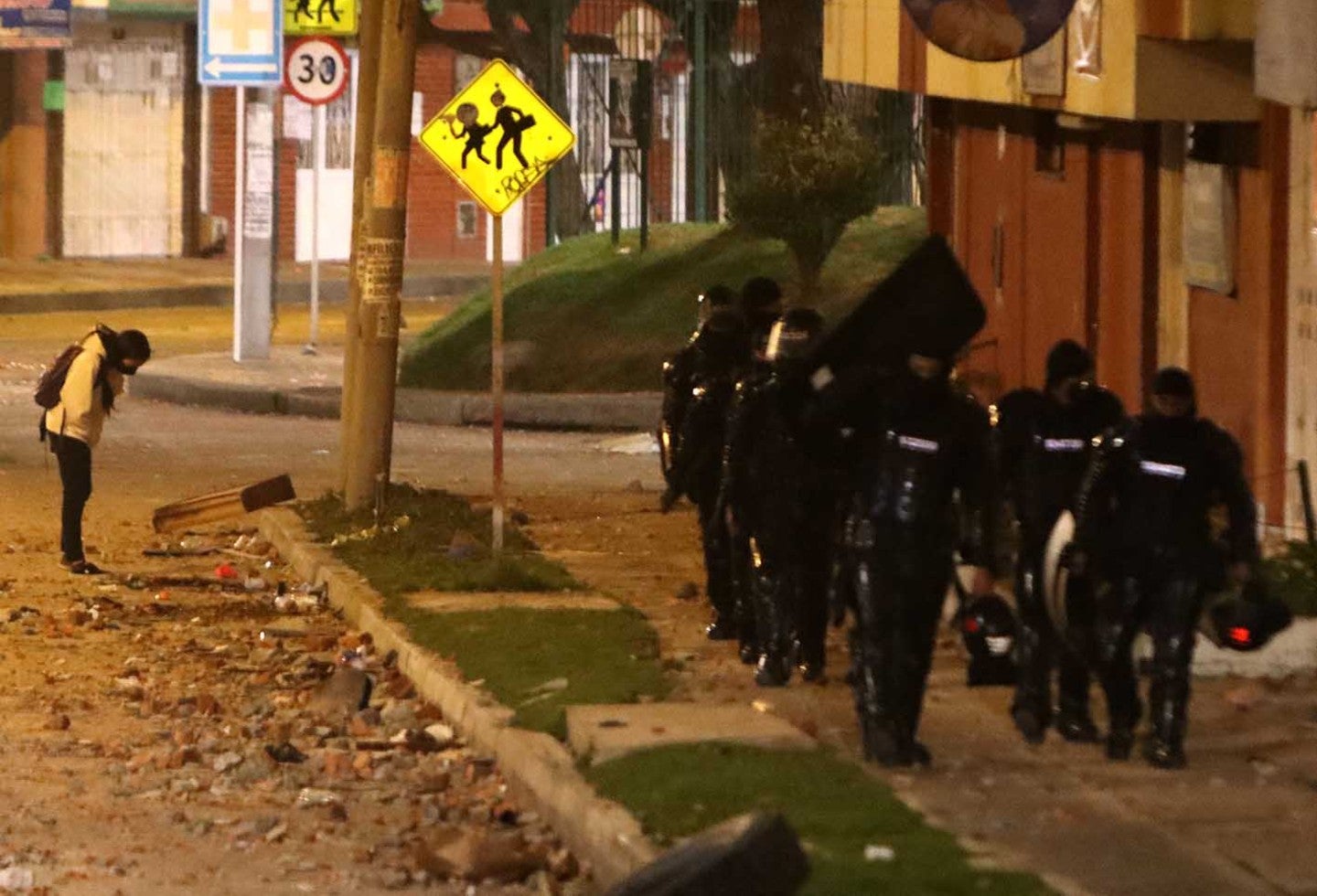 Una mujer observa el lugar donde murió uno de los manifestantes frente al CAI de Verbenal.