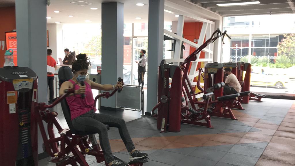 Los ciudadanos deben usar tapabocas durante su entrenamiento.