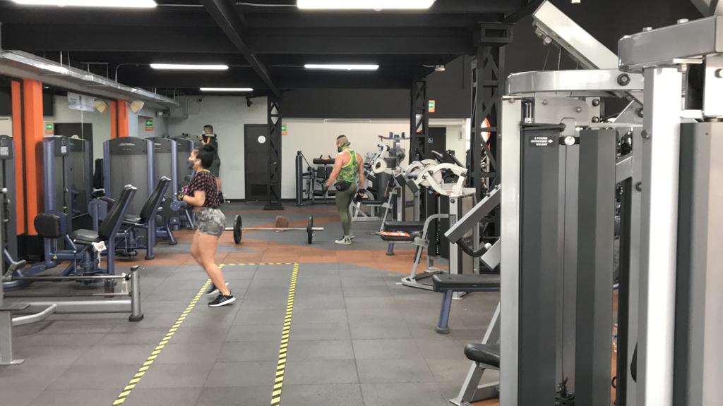 Se debe garantizar la distancia social entre los usuarios de gimnasios.