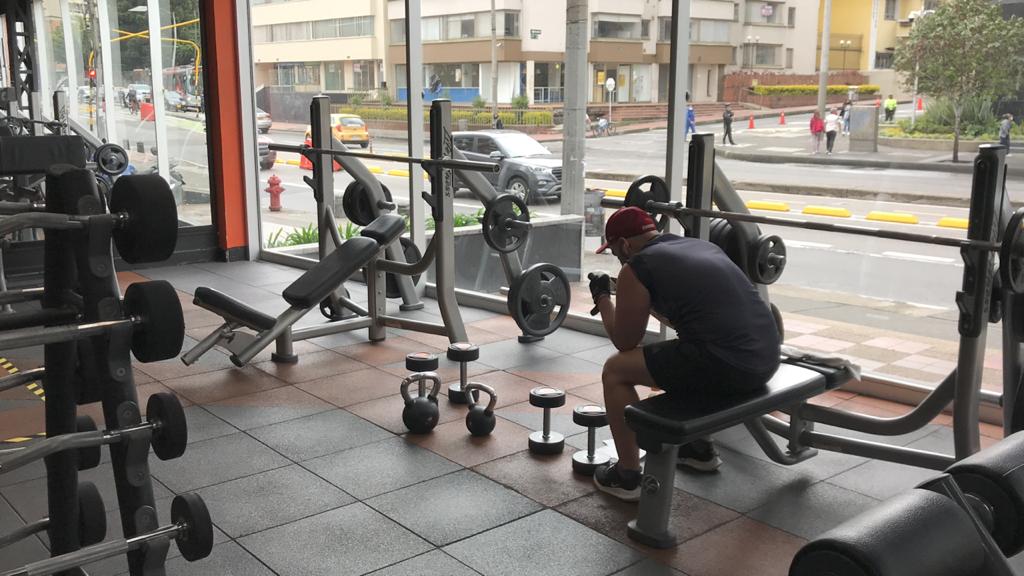 Cada persona debe lavarse las manos al ingresar a entrenar y aplicarse gel durante la sesión.