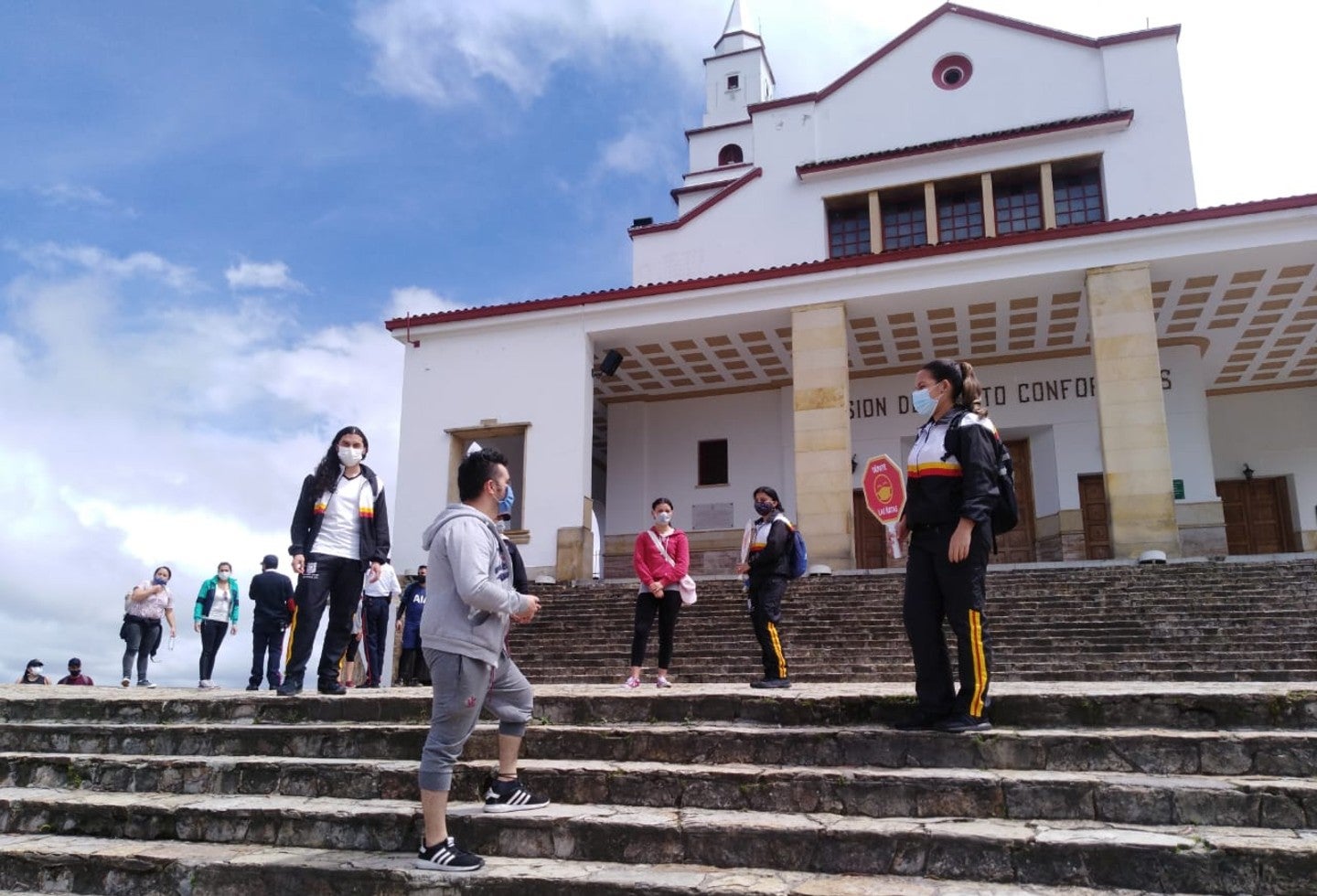 Habilitan subir por el sendero de Monserrate en plena pandemia