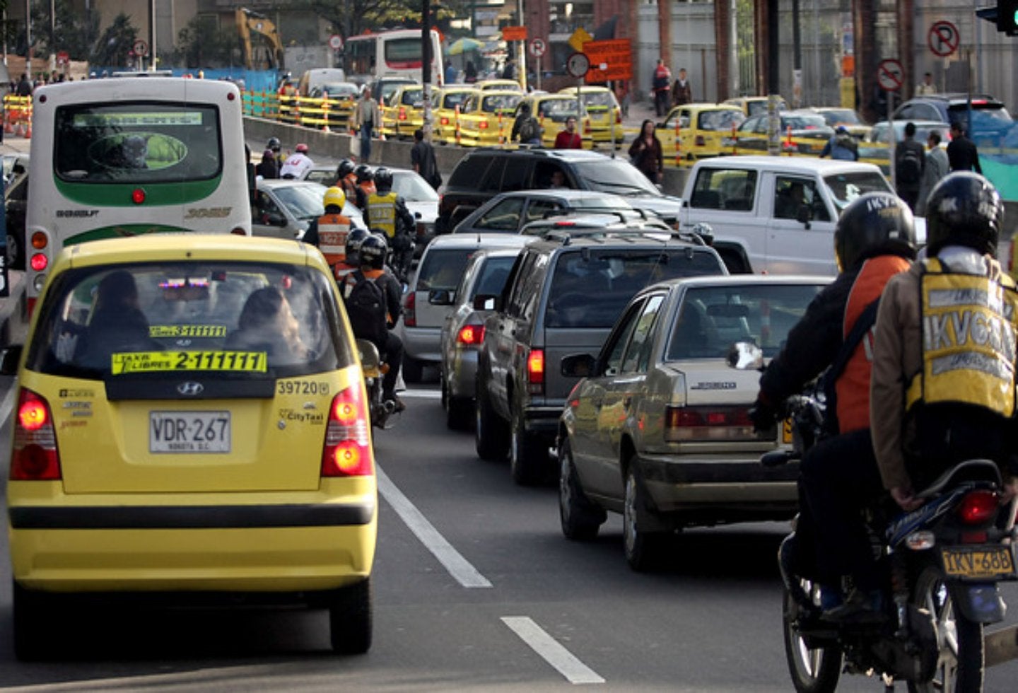 Carros en la autopista de Bogotá