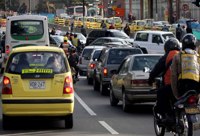 Carros en la autopista de Bogotá