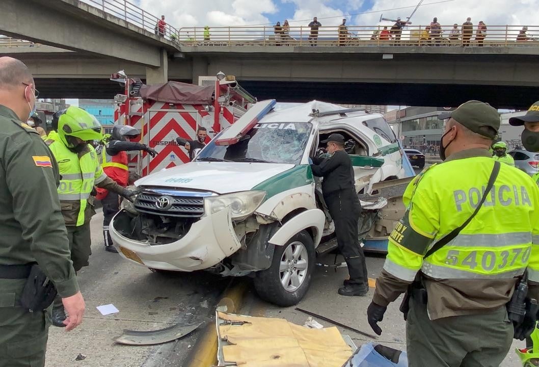 Accidente de carro de la Policía contra Transmilenio