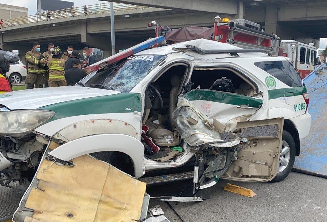 Accidente de carro de la Policía contra Transmilenio
