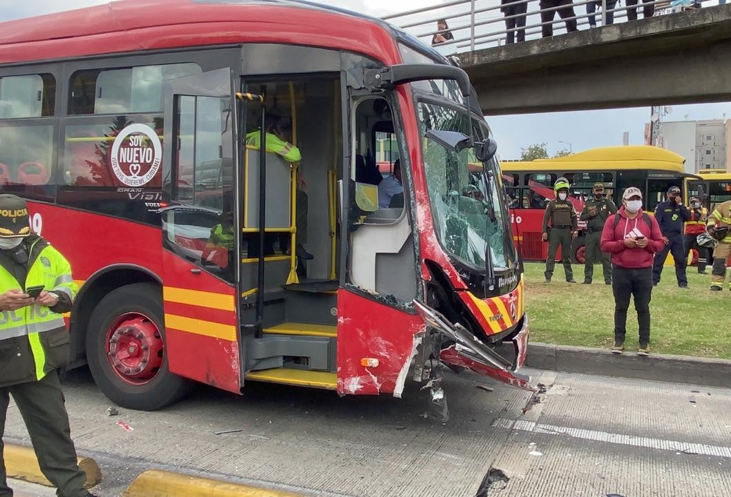 Accidente de carro de la Policía contra Transmilenio