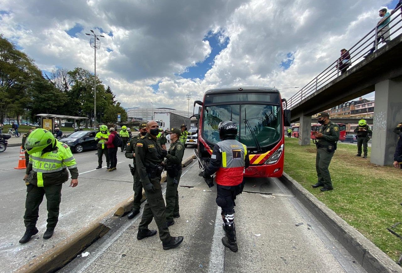 Accidente de carro de la Policía contra Transmilenio