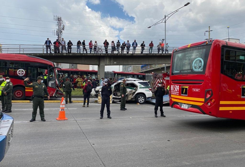 Accidente de carro de la Policía contra Transmilenio