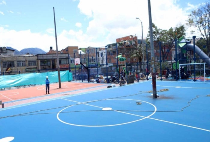 Bogotá: A canchas de fútbol y baloncesto les dejaron postes en la mitad