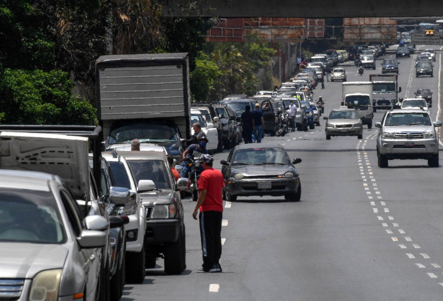 Largas filas de carros en Caracas para cargar combustible