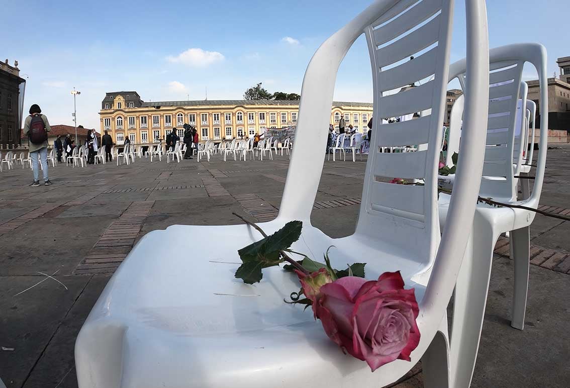 “Las sillas de los ausentes”, homenaje a trabajadores de la salud muertos por covid en Colombia.