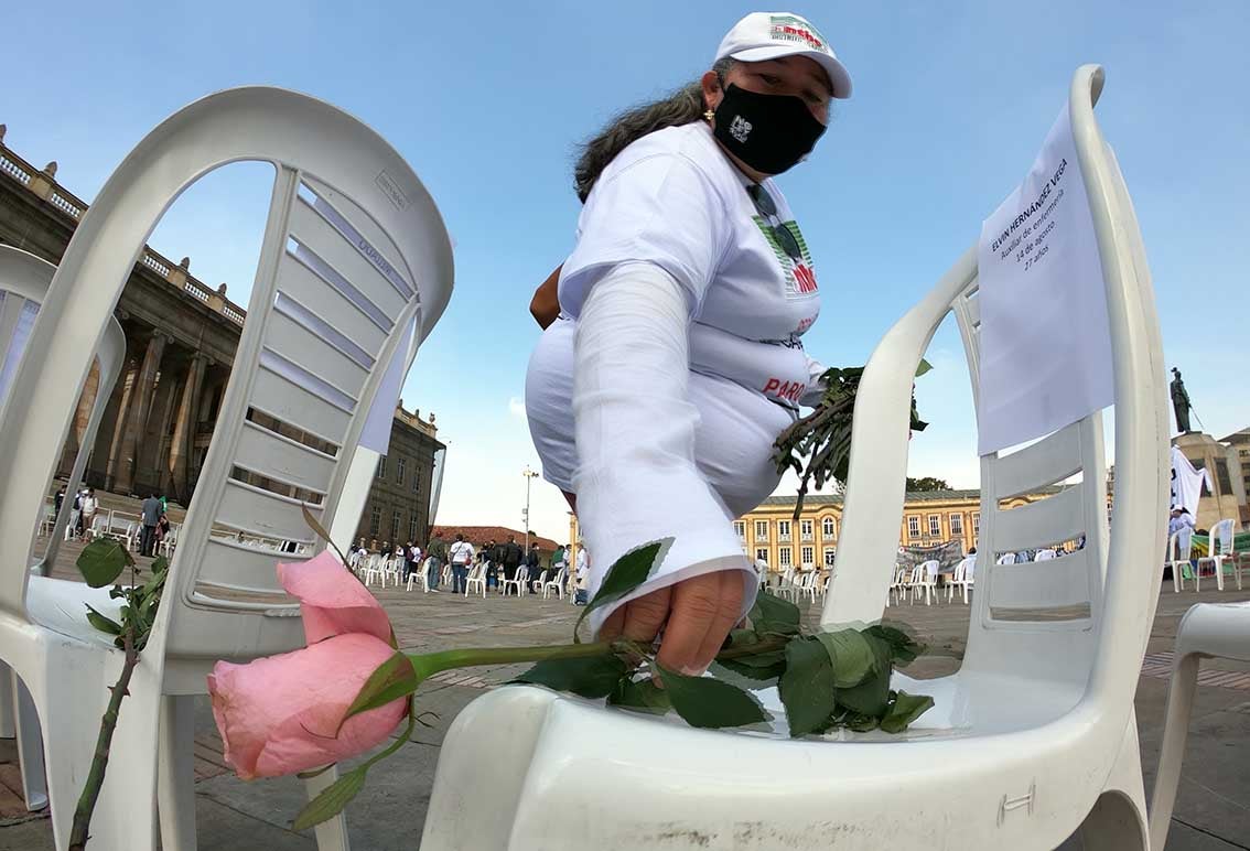 “Las sillas de los ausentes”, homenaje a trabajadores de la salud muertos por covid en Colombia.