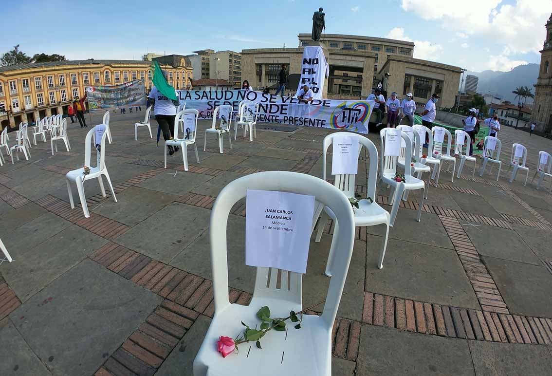 “Las sillas de los ausentes”, homenaje a trabajadores de la salud muertos por covid en Colombia.