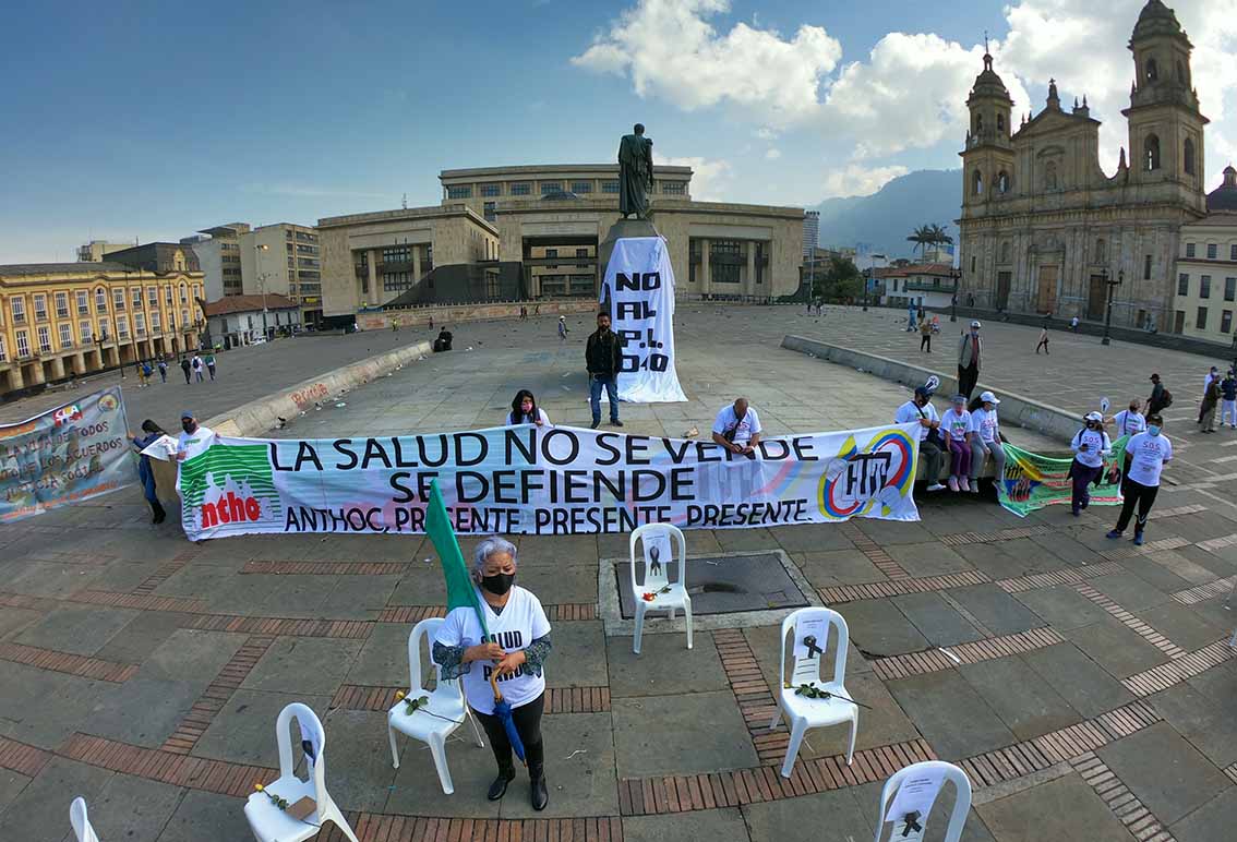 “Las sillas de los ausentes”, homenaje a trabajadores de la salud muertos por covid en Colombia.