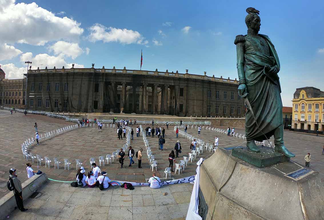 “Las sillas de los ausentes”, homenaje a trabajadores de la salud muertos por covid en Colombia.