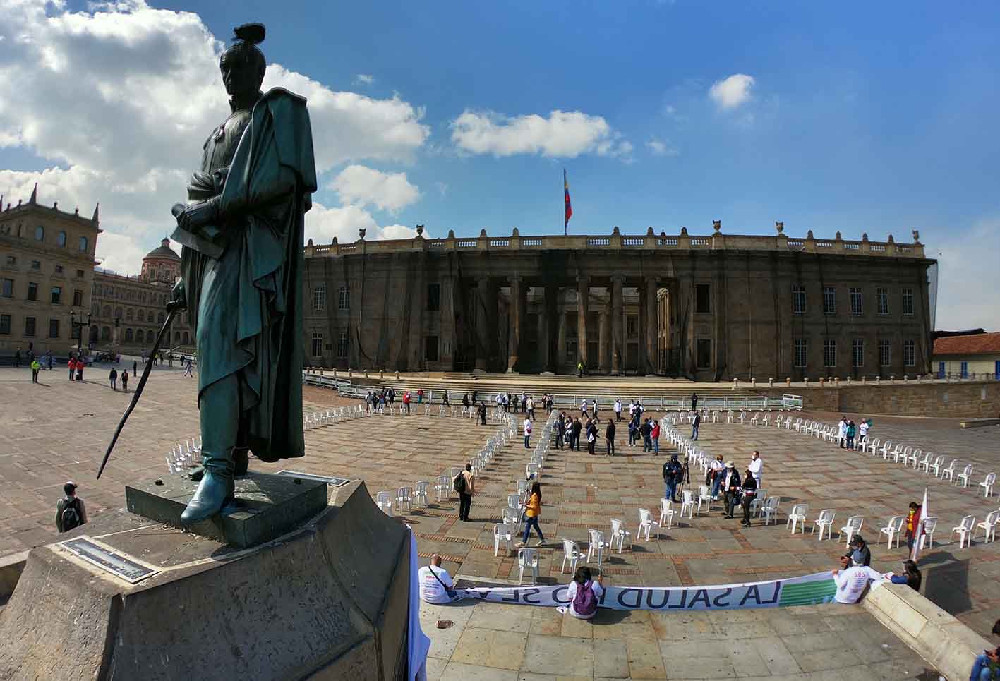 “Las sillas de los ausentes”, homenaje a trabajadores de la salud muertos por covid en Colombia.