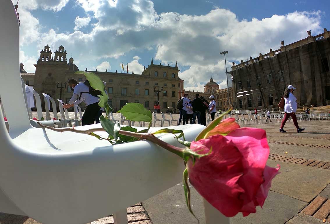 “Las sillas de los ausentes”, homenaje a trabajadores de la salud muertos por covid en Colombia.