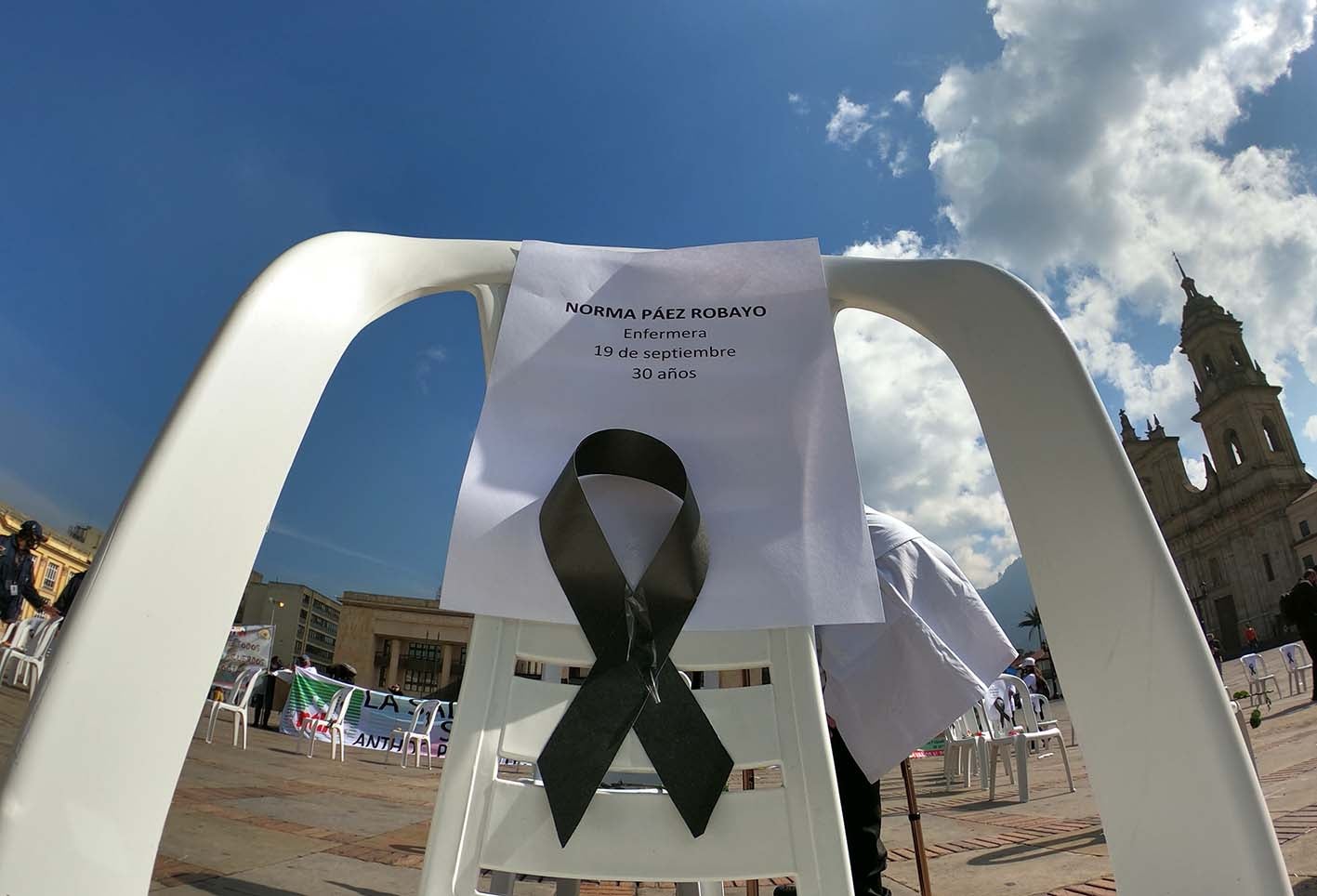 “Las sillas de los ausentes”, homenaje a trabajadores de la salud muertos por covid en Colombia.
