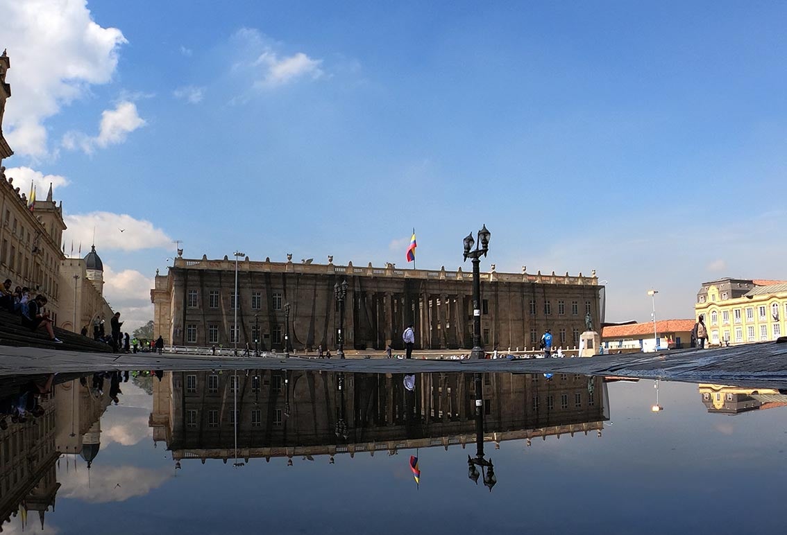 “Las sillas de los ausentes”, homenaje a trabajadores de la salud muertos por covid en Colombia.
