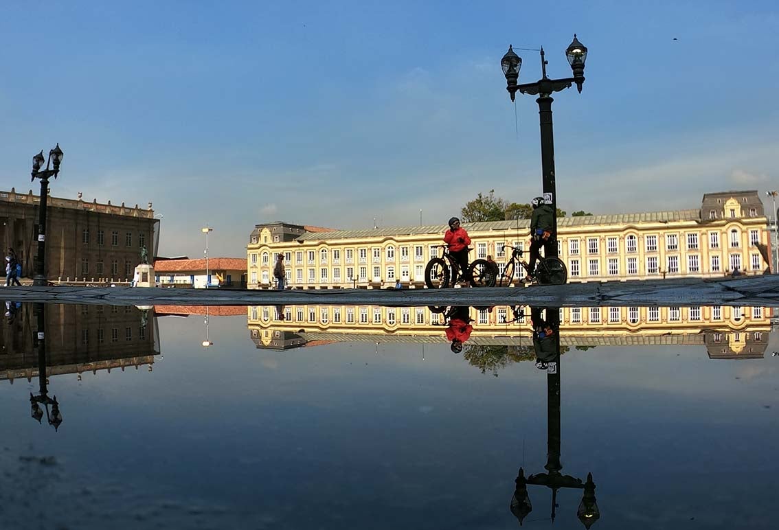 “Las sillas de los ausentes”, homenaje a trabajadores de la salud muertos por covid en Colombia.