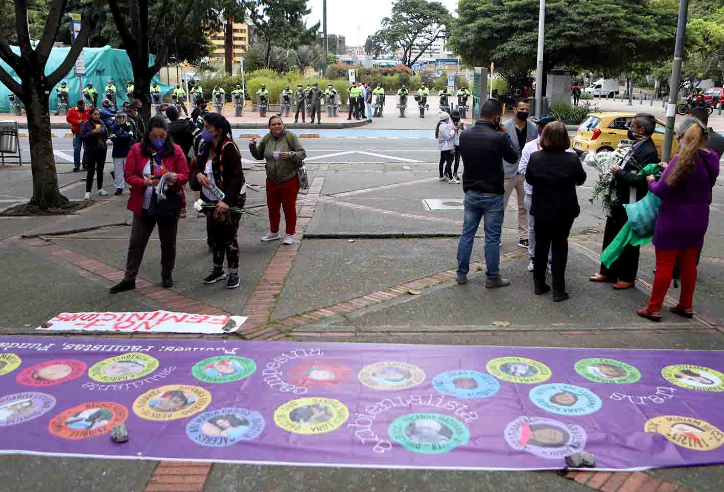 Plantón de mujeres en Bogotá contra abuso policial