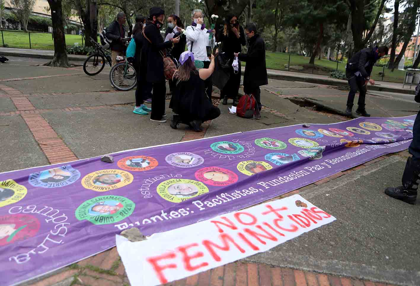 Plantón de mujeres en Bogotá contra abuso policial