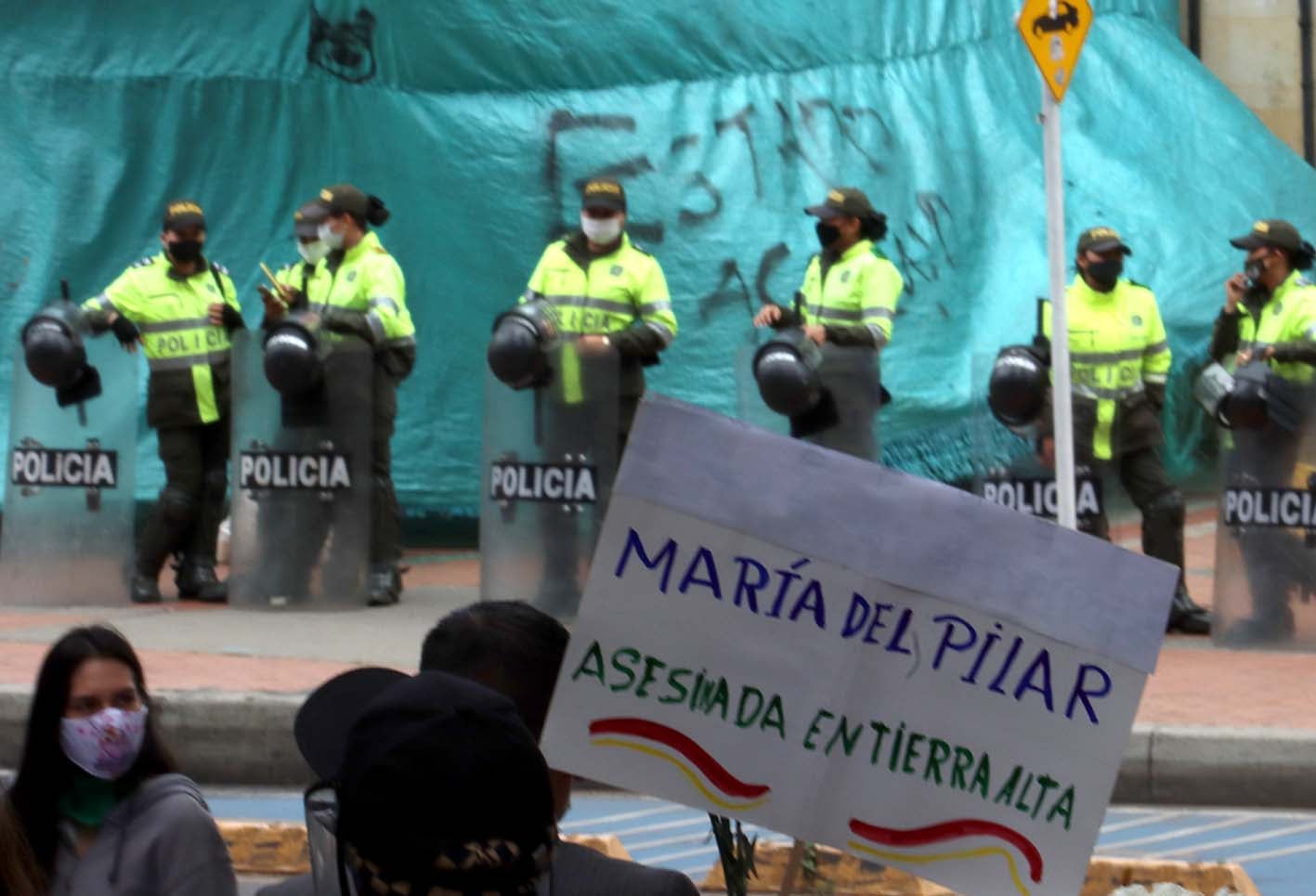 Plantón de mujeres en Bogotá contra abuso policial