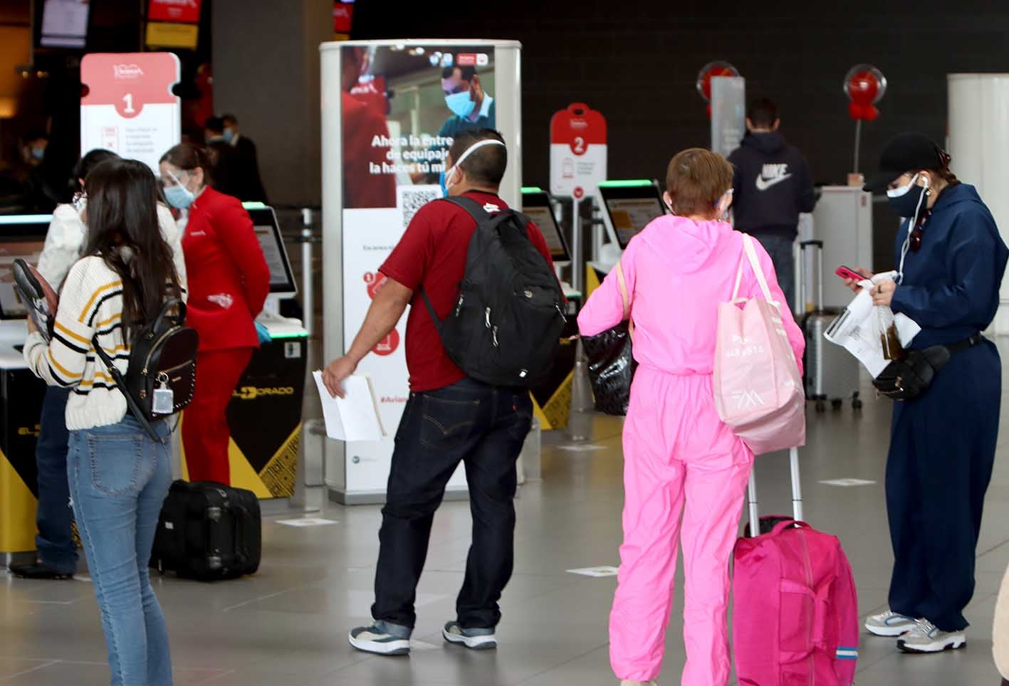 Viajeros en el aeropuerto El Dorado