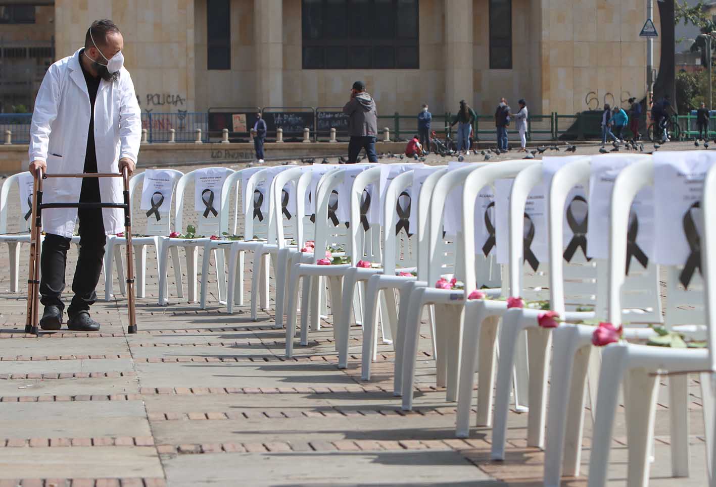 “Las sillas de los ausentes”, homenaje a trabajadores de la salud muertos por covid en Colombia.
