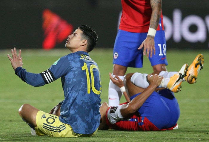 James Rodríguez le da patada a Alexis Sánchez