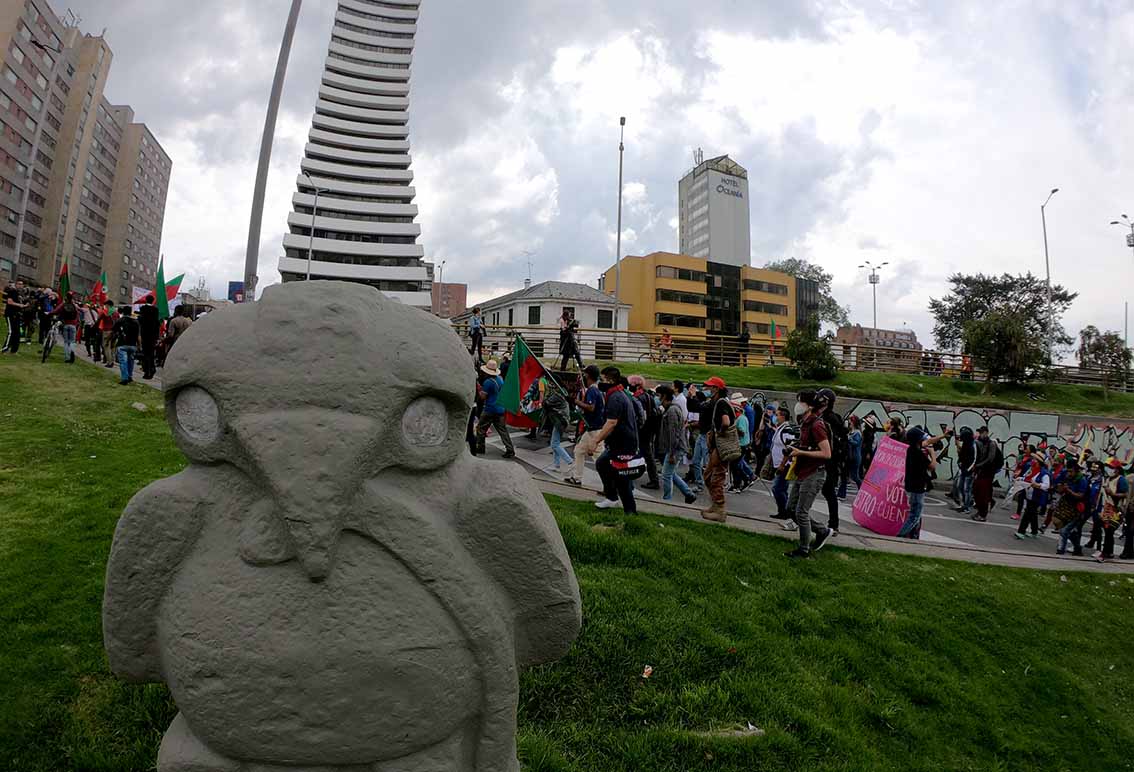 Recorrido por el centro de Bogotá de La minga indígena y llegada a la Plaza de Bolívar