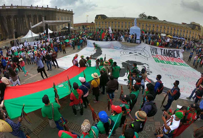 Recorrido por el centro de Bogotá de La minga indígena y llegada a la Plaza de Bolívar